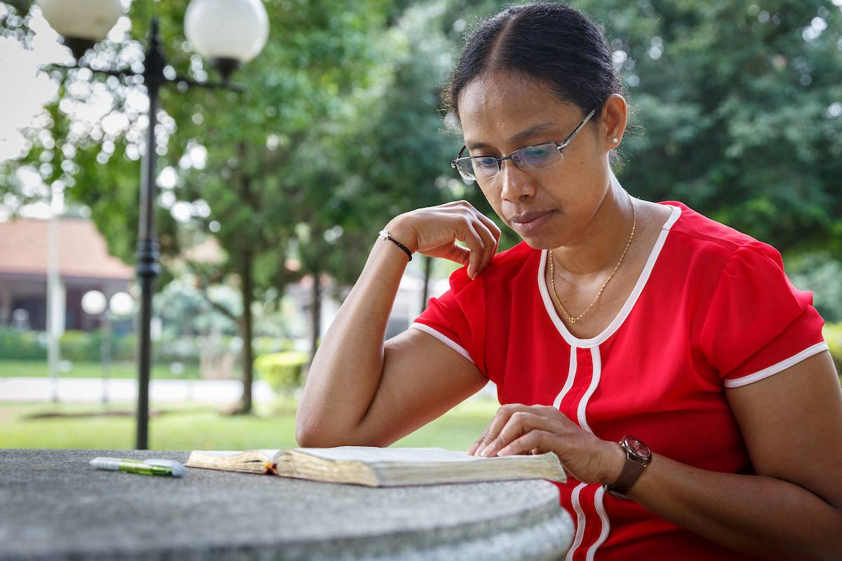Woman reading and praying Scripture.